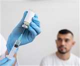 इंजेक्शन लगवाने का इतंजार करता हुआ युवक