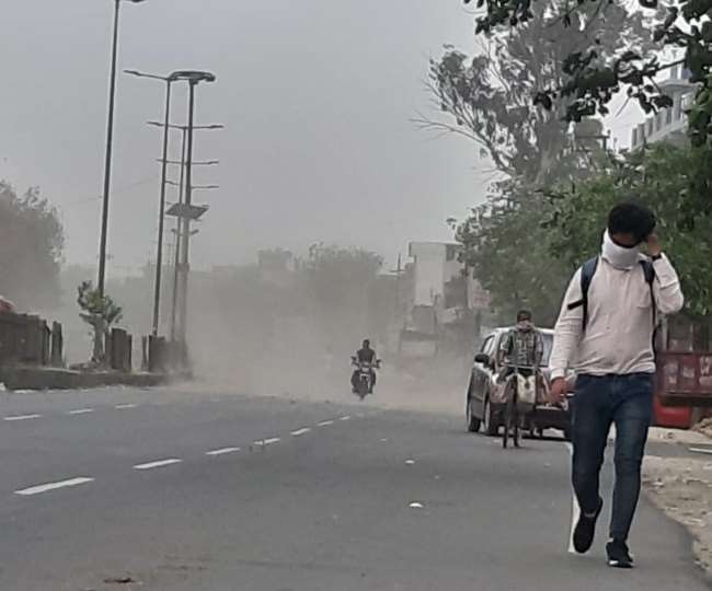 Delhi Weather ALERT! दिल्ली-यूपी और हरियाणा के 20 से अधिक स्थानों पर हो  सकती है बारिश, चलेगी तेज हवा - Delhi Thunderstorm And Rain Alert: Rain with  thunderstorm may possible in Delhi.,