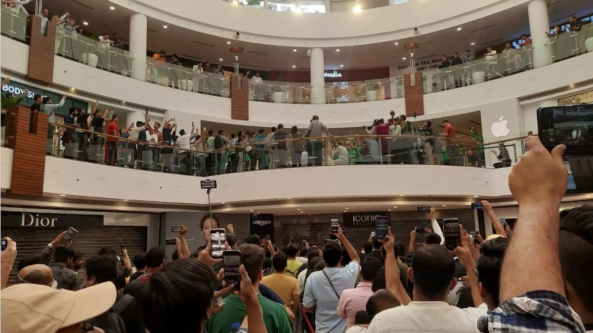 मुंबई के बाद अब दिल्ली के साकेत में खुला Apple स्टोर, टिम कुक ने किया  उद्घाटन; देखें VIDEO - Apple CEO Tim Cook inaugurates India second Apple  Store at Delhi Select City