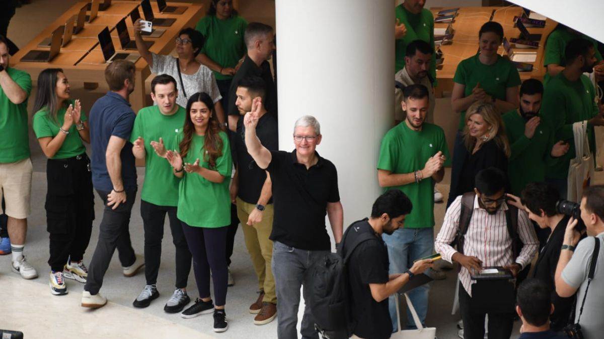 ncr apple ceo tim cook inaugurates india second apple store at delhi select city walk mall in saket