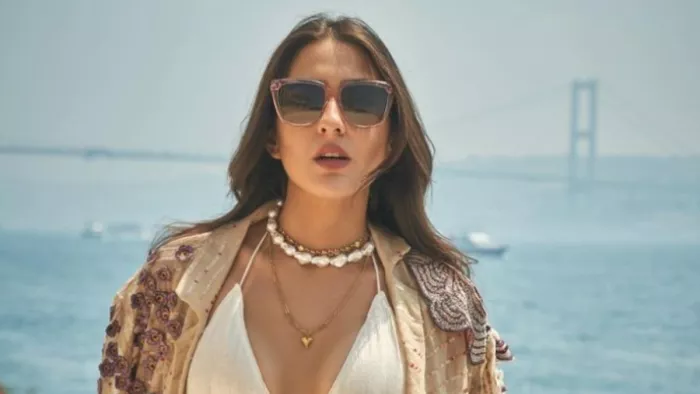 Sara Ali Khan Trolled For Running At Airport To Avoid Paparazzi, Instagram