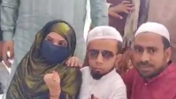 ढाई फीट के अजीम मंसूरी ने बेगम बुशरा के साथ किया मतदान।