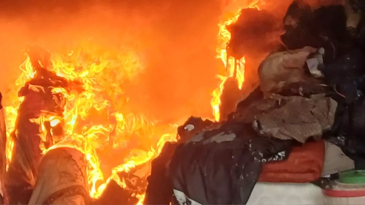 VIDEO: हापुड़ में साड़ी की दुकान में लगी भीषण आग, व्यापारियों में मची अफरा-तफरी
