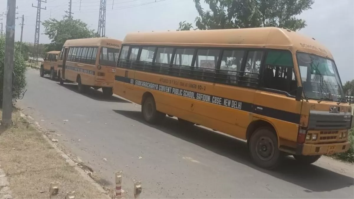 Mahendragarh Bus Accident: किसी का सीसीटीवी खराब, किसी के टायर कमजोर; 17 स्कूल बसों की फिटनेस जांच में चार फेल