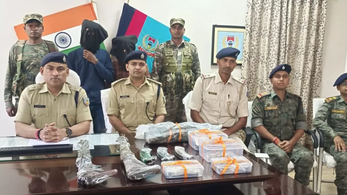 झारखंड में पुलिस को बड़ी कामयाबी, PLFI के एरिया कमांडर समेत 3 गिरफ्तार; तीन AK-47 मैगजीन जब्त