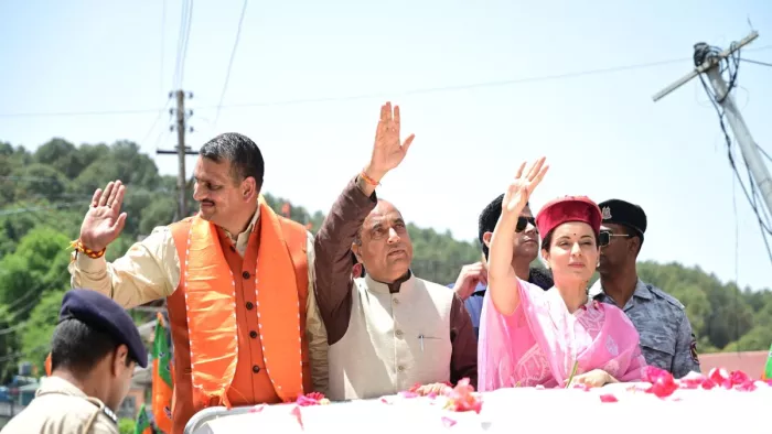 खुद को बाहरी बताने पर भड़कीं कंगना रनौत