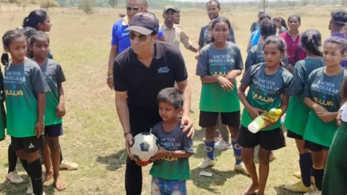 sachin tendulkar ने रांची में खेला फुटबॉल। फोटो- जागरण
