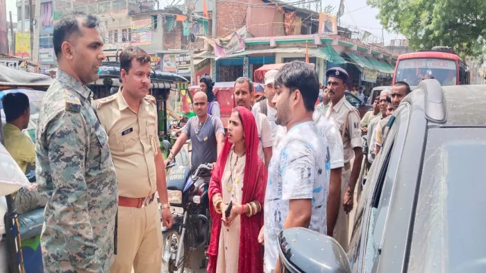 वाहन पार्किंग में दारोगा के साथ कार सवार का विवाद