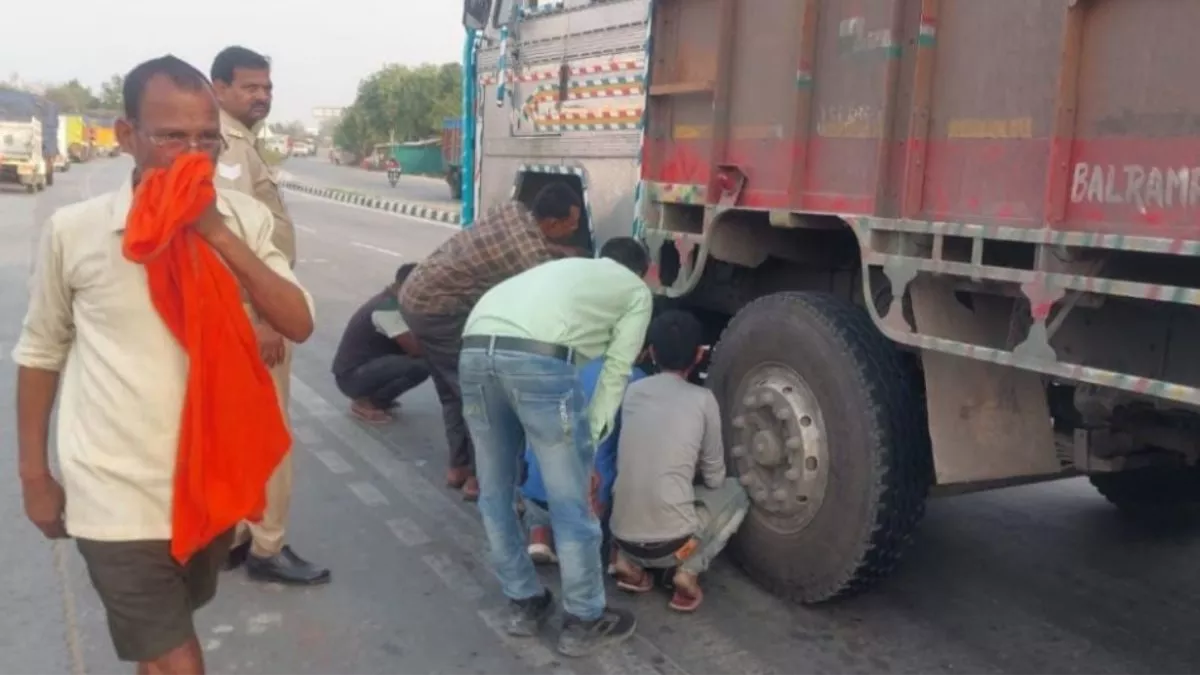 Varanasi Road Accident: बेटी की शादी का कार्ड बांटने जा रहे थे पिता, घरवालों को नहीं पता था मिलेगी ऐसी दर्दनाक मौत