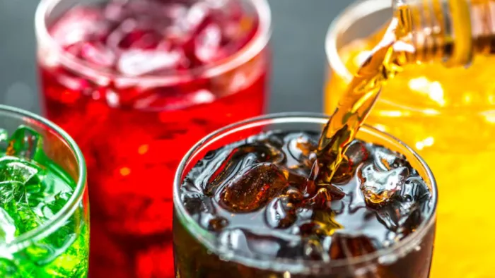 Cold Drink Side Effects: कोल्ड ड्रिंक्स के वो अनजाने नुकसान जो आपकी सेहत पर डालते हैं बुरा असर (Image: Freepik)