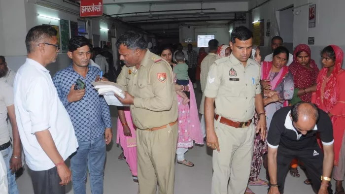 सड़क हादसे में महिला की मौत के बाद कुंडल गायब होने पर अस्पताल में जांच करती पुलिस।