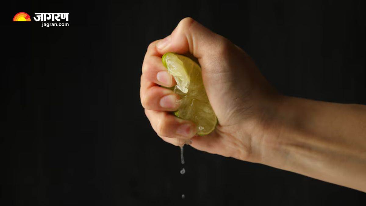 what happens if a few drops of lemon go into your eyes while squeezing it you probably hardly know the answer