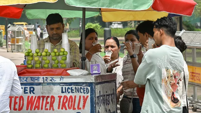नई दिल्ली में बढ़ती गर्मी के बीच प्यास बुझाने के लिए नींबू पानी पीते लोग। (फोटो- एएनआई)
