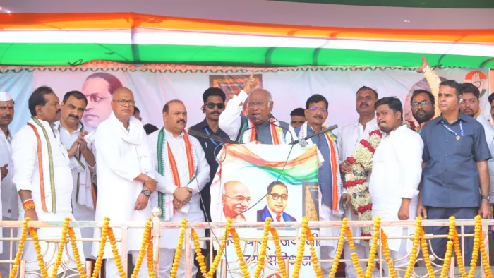 मंच से लोगों को संबोधित करते कांग्रेस राष्ट्रीय अध्यक्ष मल्लिकार्जुन खरगे। (जागरण)