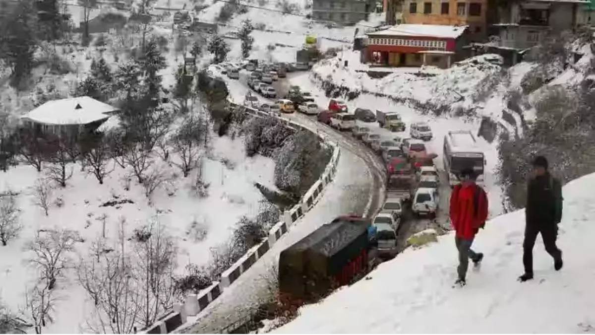 himachal weather news manali snowfall road to zanskar blocked due to heavy snowfall