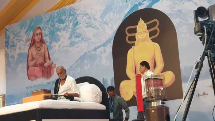 जम्मू के शेरे कश्मीर इंटरनेशनल कन्वेंशन सेंटर में मोरारी बापू