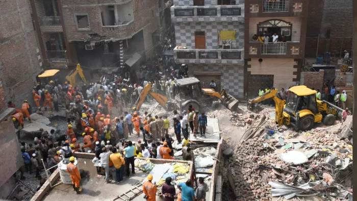 मुस्तफाबाद हादसे में 11 लोगों की मौत, 22 को बचाया गया।