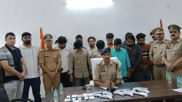 यातायात विभाग के सभागार में पत्रकार वार्ता में पकड़े बदमाशों की जानकारी देते एसपी सिटी सत्यनारायण प्रजापति। सौ. पुलिस