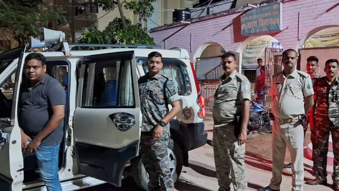 महागामा के सामुदायिक स्वास्थ्य केंद्र में इलाजरत श्याम झा की सुरक्षा को तैनात पुलिस