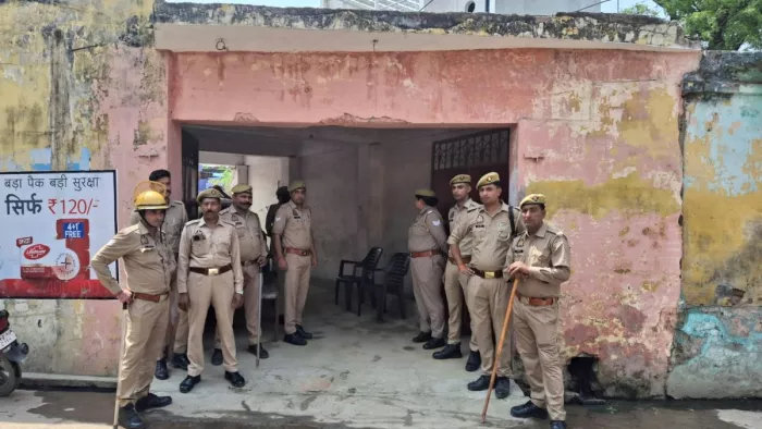 Bijnor News: युवती की हत्या के बाद गांव में तैनात पुलिस।