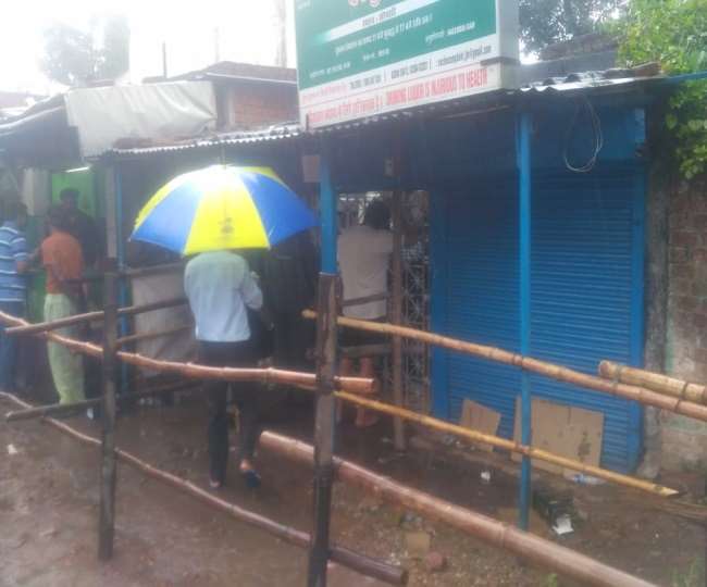 शराब के शौकीनों की राह नहीं रोक सकी बारिश, खुलते ही दुकानों पर लंबी