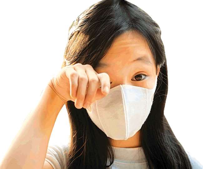 नाक में सूखापन, काली पपड़ी जमना या फिर खून आना।