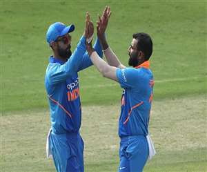 टीम इंडिया के कप्तान विराट कोहली के साथ तेज गेंदबाज मो. शमी (एपी फोटो)