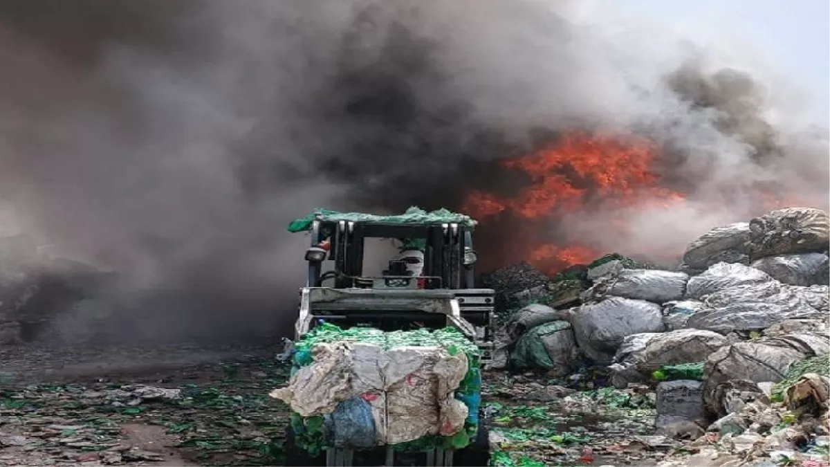 कानपुर देहात: रनिया में प्लास्टिक फैक्ट्री में लगी आग, भागे कर्मचारी, बुझाने में लग गए दो घंटे