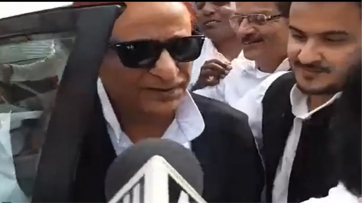 Azam Khan : जुमेरात को सीतापुर जिला जेल में दाखिल होने वाले समाजवादी पार्टी के विधायक आजम खां जुमे को आए बाहर