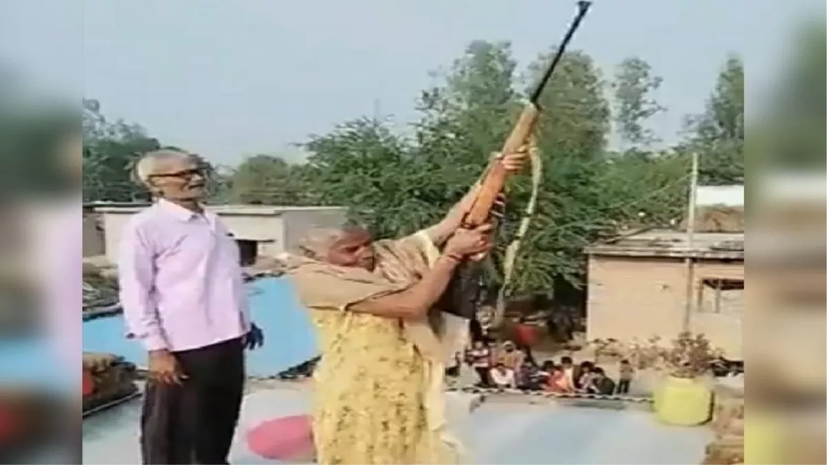 लखीमपुर में जब बुजुर्ग महिला ने थामी राइफल की ट्रिगर, जमकर की फायरिंग; वीडियो वायरल