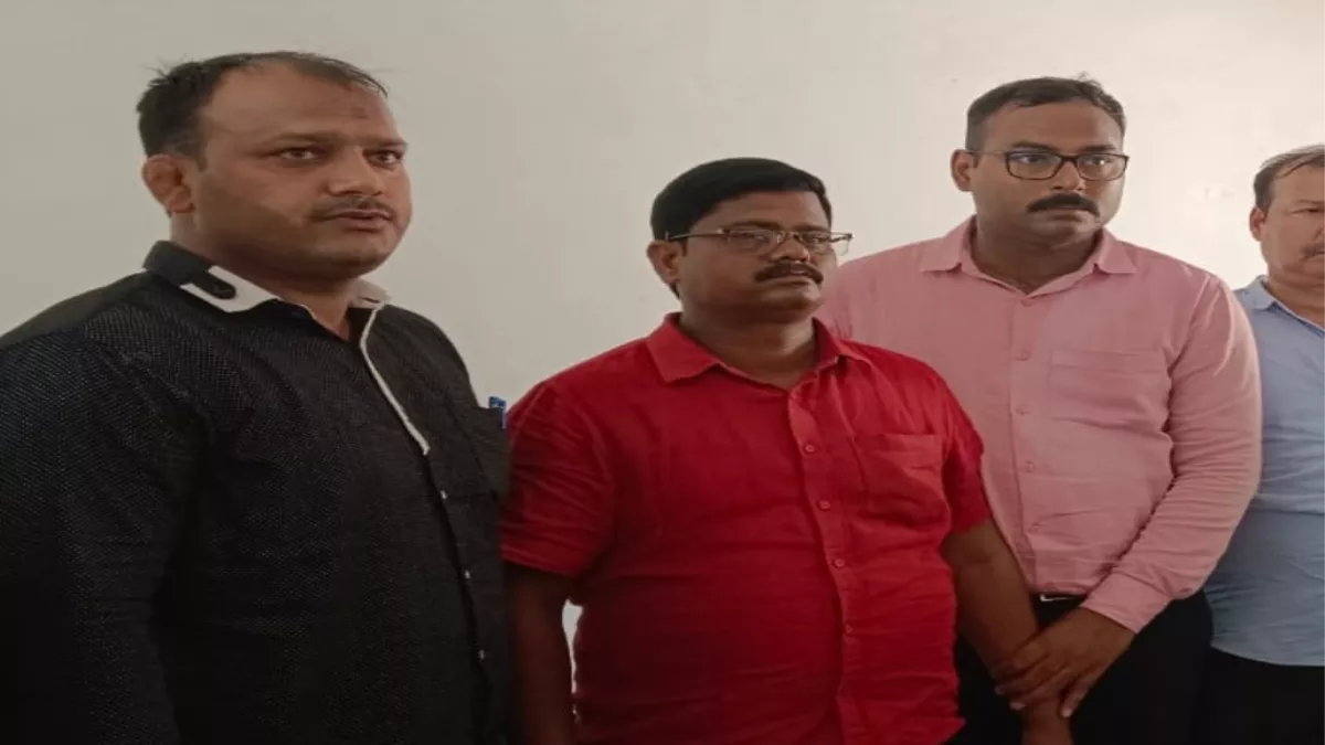 जौनपुर जिले में पांच हजार रुपये घूस मांगने वाले लेखपाल को एंटी करप्शन की टीम ने पकड़ा