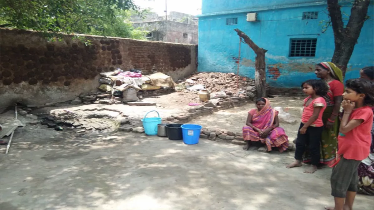 Dhanbad news: भीषण गर्मी में लोगों को पानी दूसरे जगहों से लाकर घरेलू कार्य करना पड़ता