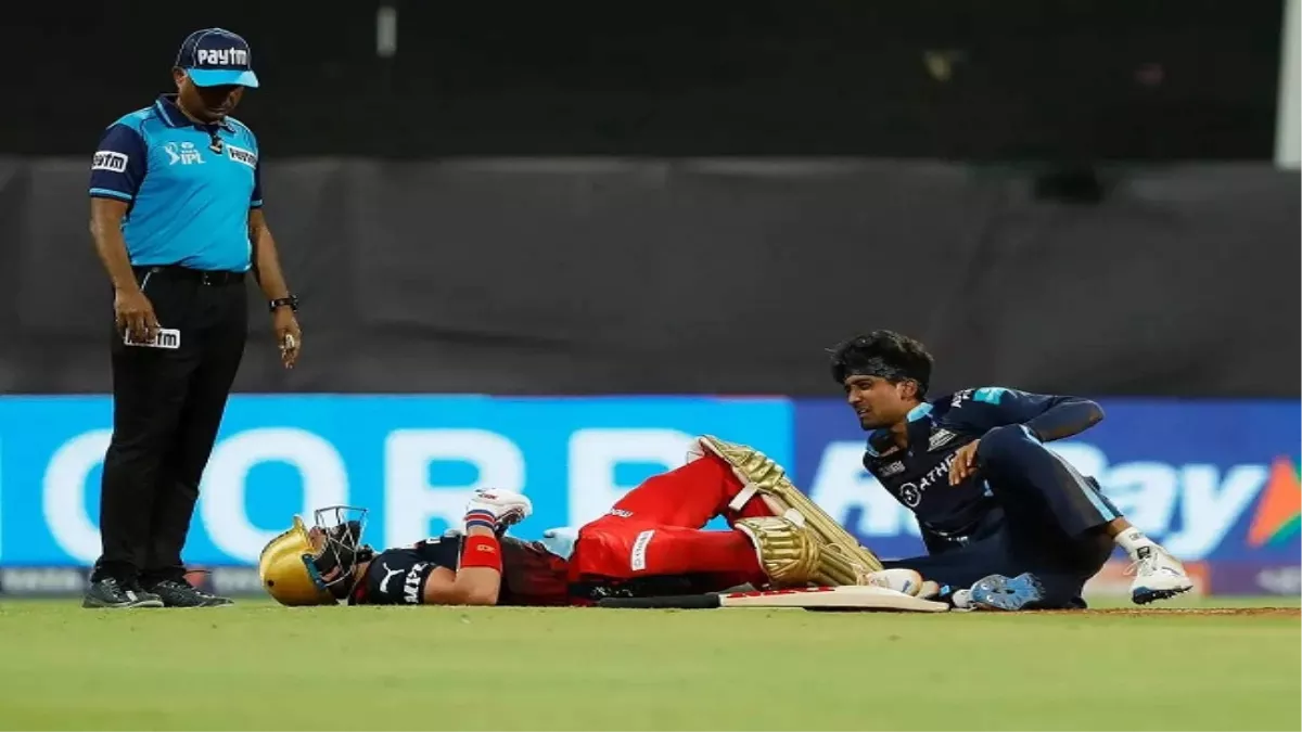 IPL 2022 RCB vs GT: गेंदबाज से टकरा गए विराट कोहली और फिर मैदान पर ही लेट गए, थम गई थी सबकी सांसें