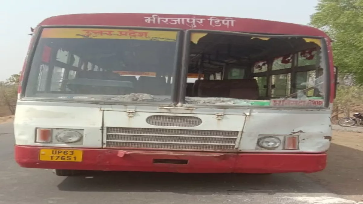 मीरजापुर में टक्कर लगने के बाद चालक- परिचालक को ग्रामीणों ने पीटा, बस में की तोड़फोड़