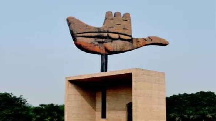 चंडीगढ़ की पहचान ओपन हैंड मॉन्यूमेंट है ।