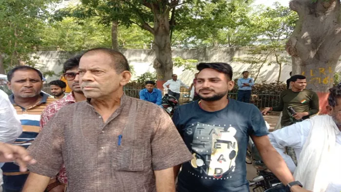 छापेमारी की खबर सुनकर पहुंचे राबड़ी देवी के भाई प्रभुनाथ यादव। जागरण