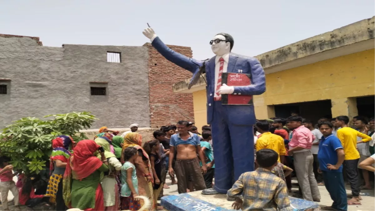 अलीगढ़ में आम्बेडकर की प्रतिमा की क्षतिग्रस्त, विरोध में कराया बाजार बंद