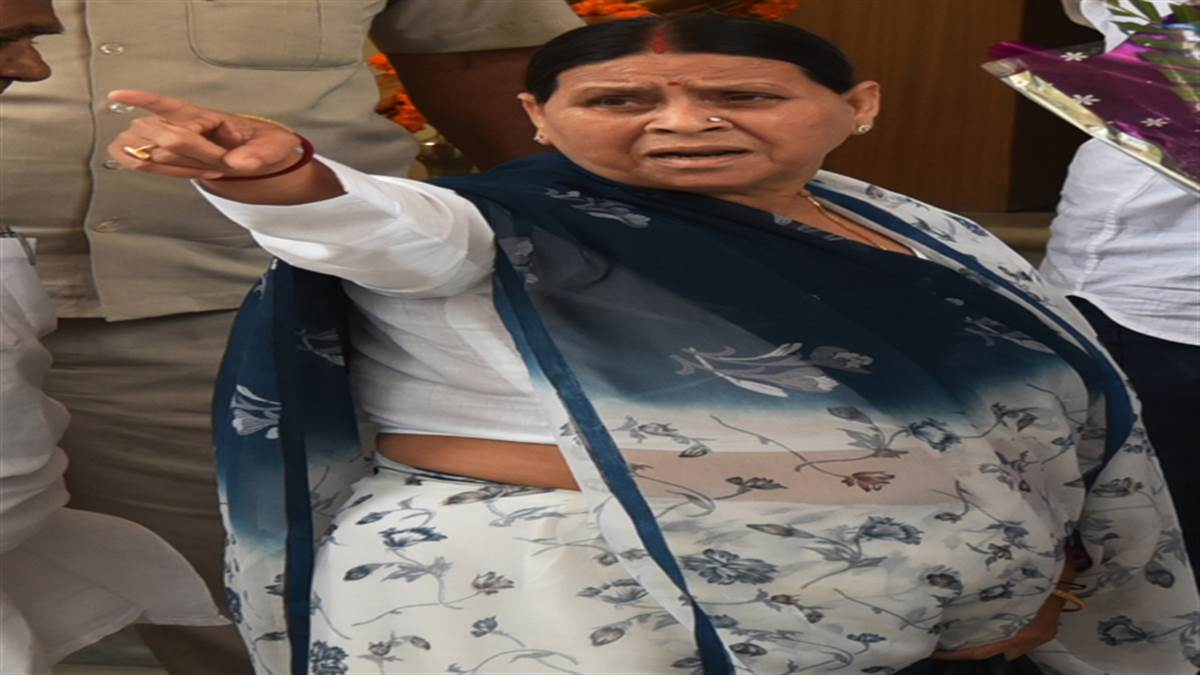 Bihar News: गुस्साईं लालू की पत्नी राबड़ी ने सीबीआइ के सामने जड़ा तमाचा, माजरा देख तेजप्रताप चौंके