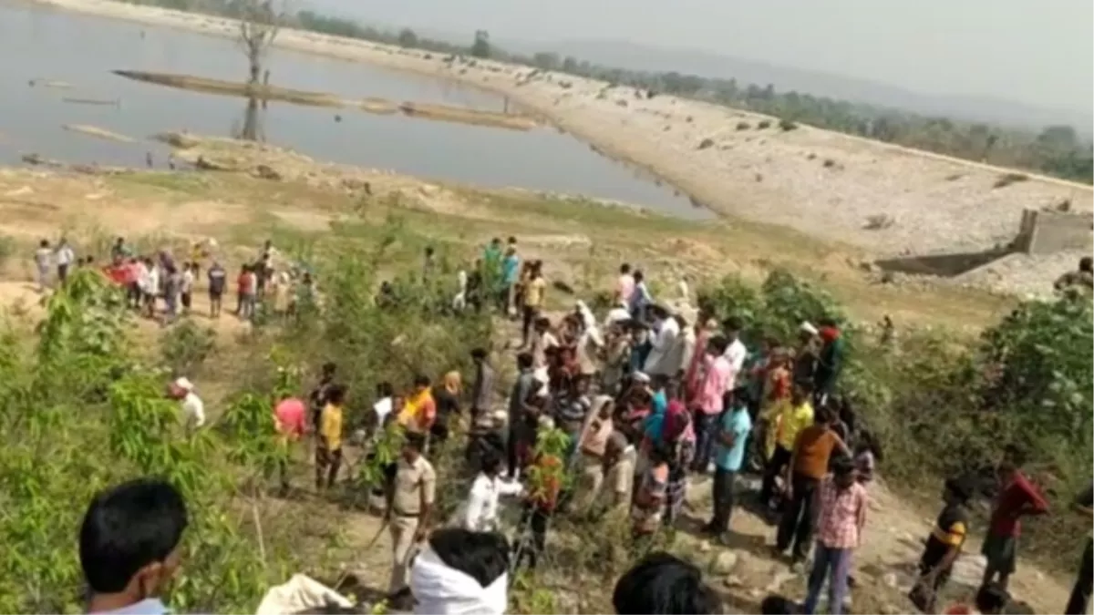 MP Viral Video: तालाब में पानी पीने आये बाघ और शावक को ग्रामीणों ने किया घायल, डरकर झाड़ियों के पीछे छिप बचायी जान