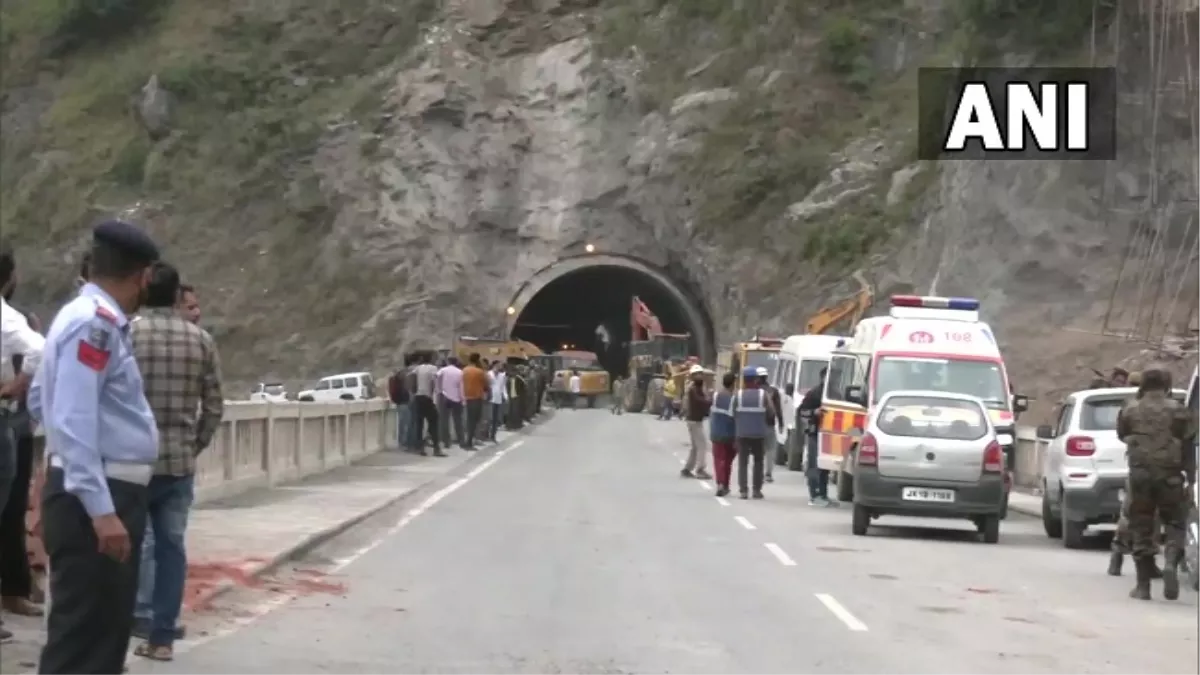 Jammu tunnel collapse: रामबन नेशनल हाईवे पर निर्माणाधीन टनल का हिस्सा ढहा, करीब 10 मजदूर मलबे में दबे, बचाव कार्य जारी