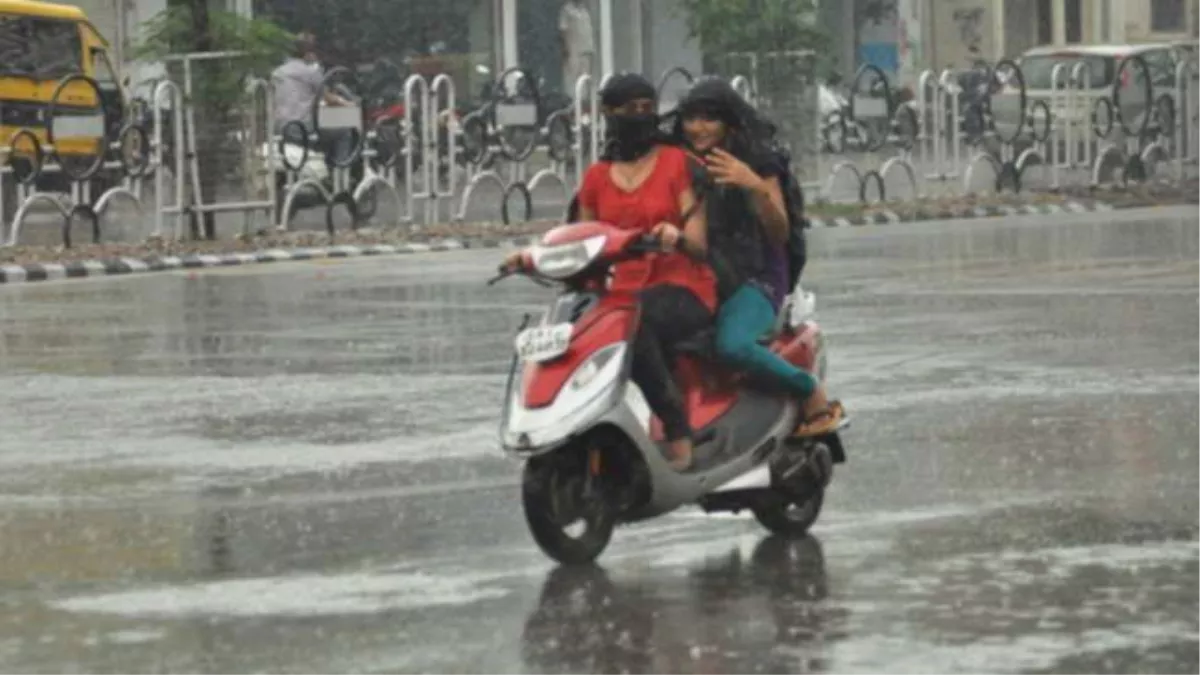 VIDEO: दिल्ली-एनसीआर में बदला मौसम का मिजाज, तपती गर्मी से बरसात ने दी राहत