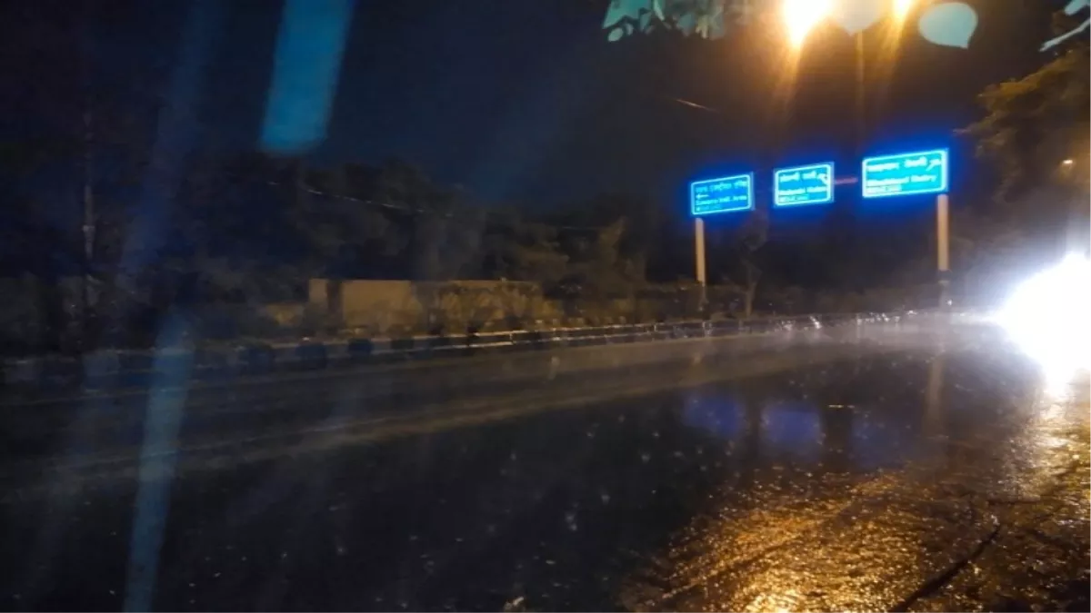 Delhi Weather News: दिल्ली एनसीआर में कई जगहों पर बूंदाबांदी तो कई इलाकों में हल्की बारिश
