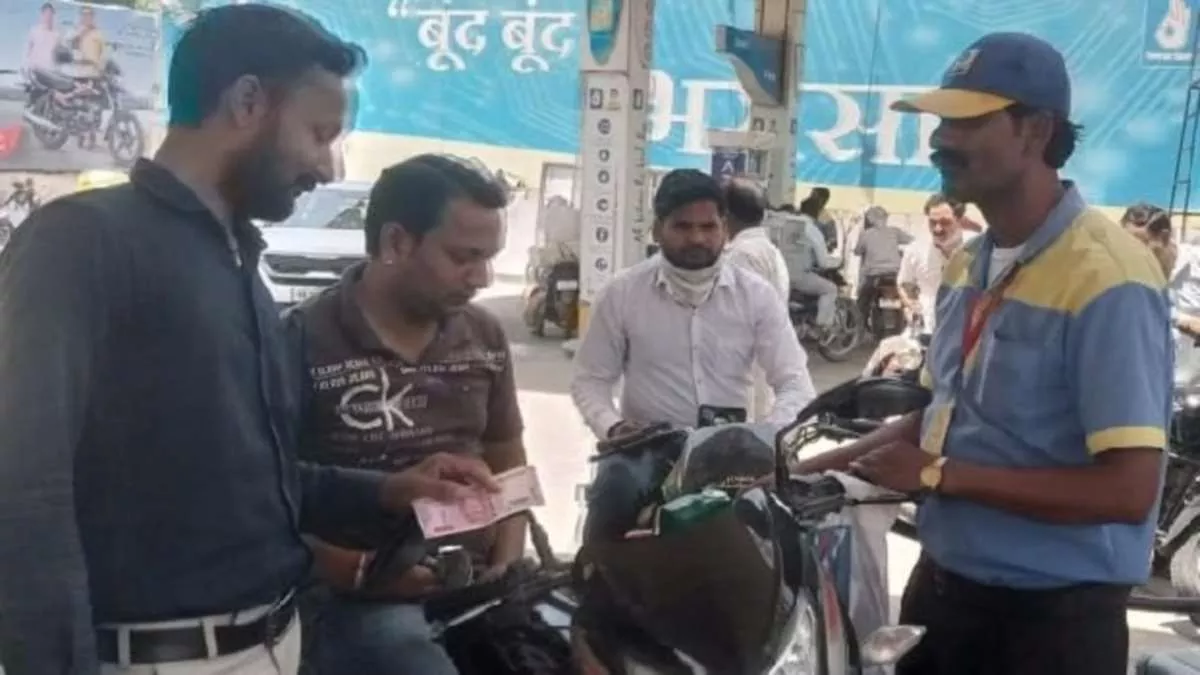 Etawah: आरबीआई का फरमान जारी होने का दिखा असर, बाजार में बढ़ा 2000 के नोट का चलन