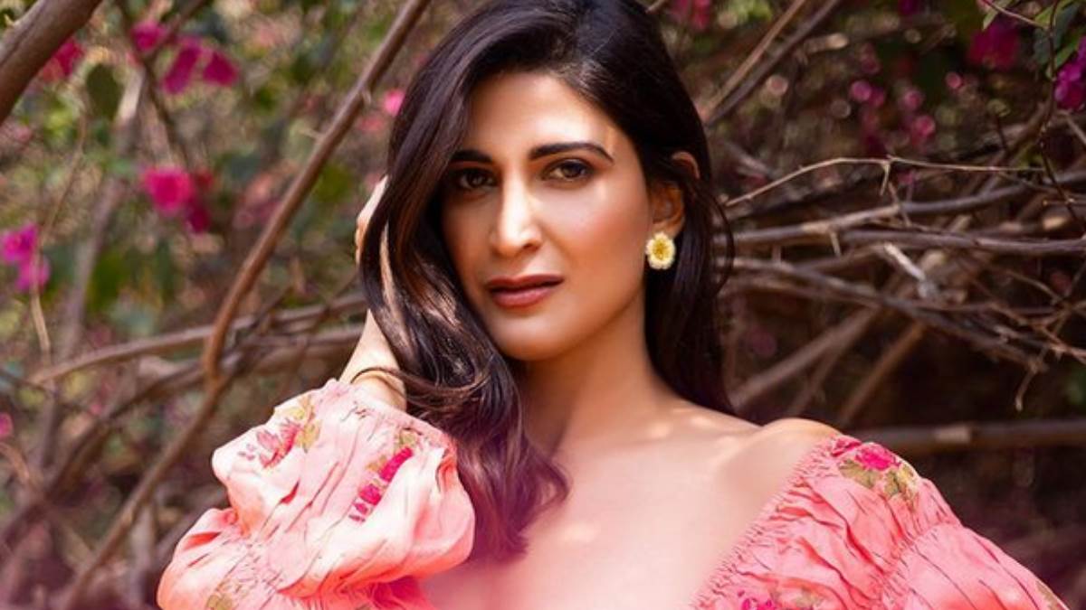 lipstick under my burkha actress aahana kumra flare up on fan behaviour when he touch actress video goes viral on social media