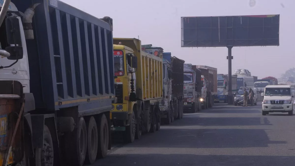 Kanpur Lucknow Highway Jam: उन्नाव में हुए सड़क हादसे के बाद कानपुर-लखनऊ हाईवे पर दो घंटे यातायात रहा बाधित