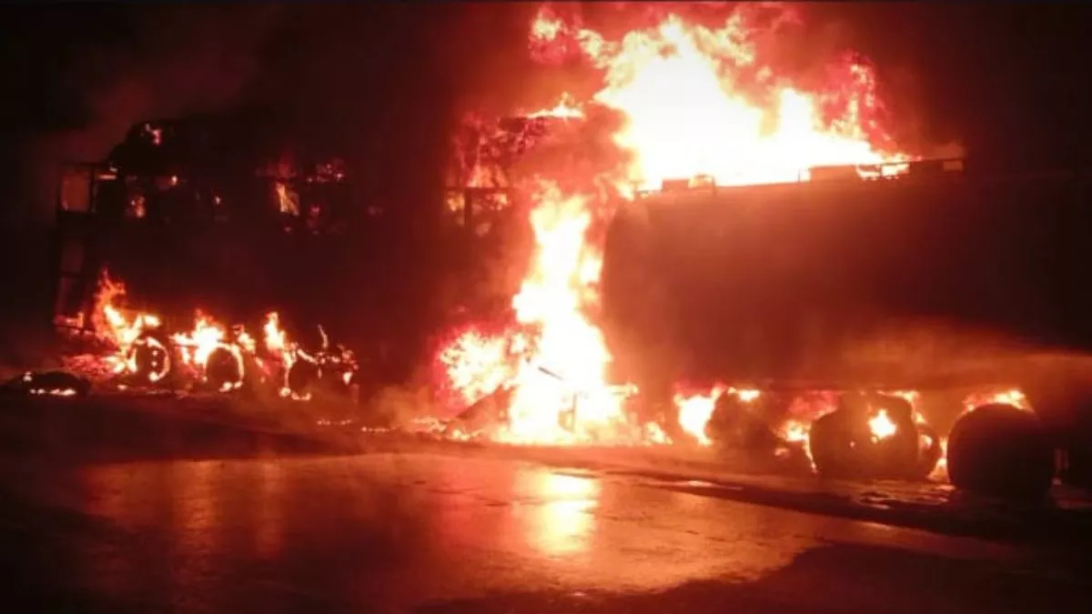 मोतिहारी में ट्रक के अंदर जिंदा जला चालक: तेल टैंकर से टक्कर के बाद लगी भीषण आग, धू-धू कर जले दोनों वाहन