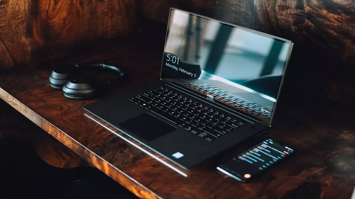 सबसे महंगे Best Laptops की कीमत गिरती-गिरती गई 40 हज़ार से भी नीचे! अमेज़न ने 46% का डिस्काउंट देकर महंगाई को दिया जवाब