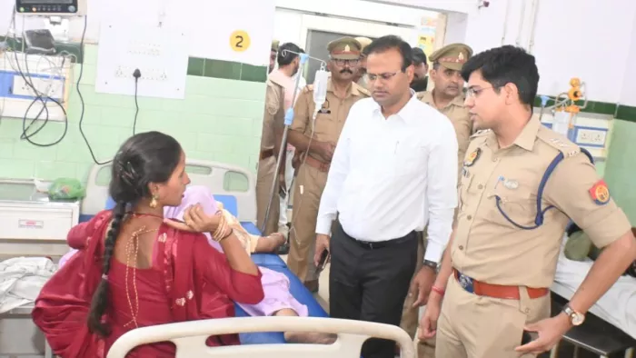 Bareilly Accident: बस हादसे के घायलों से अस्पताल में बात करते डीएम रविन्द्र कुमार और एसएसपी घुले सुशील चंद्रभान।