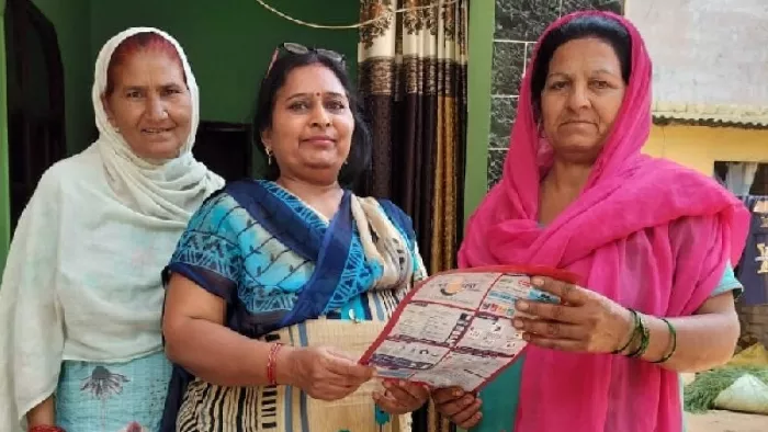 Haryana News: मतदाता को निमंत्रण पत्र सौपती बीएलओ।