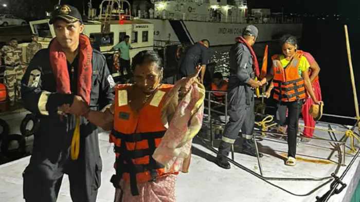गोवा तट पर फंसी 26 लोगों से भरी नाव